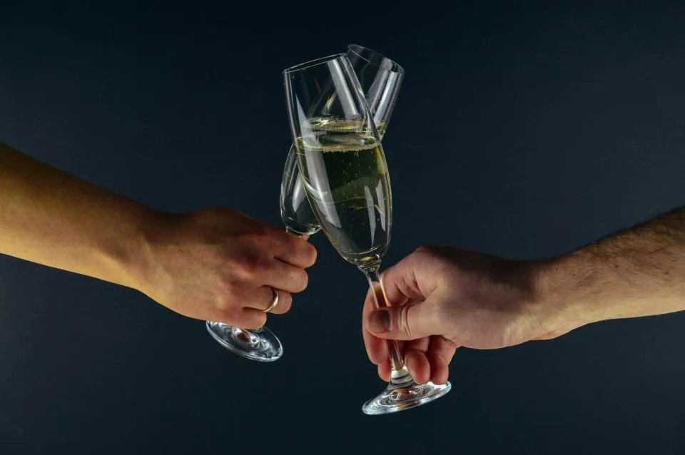 Due calici di champagne che brindano