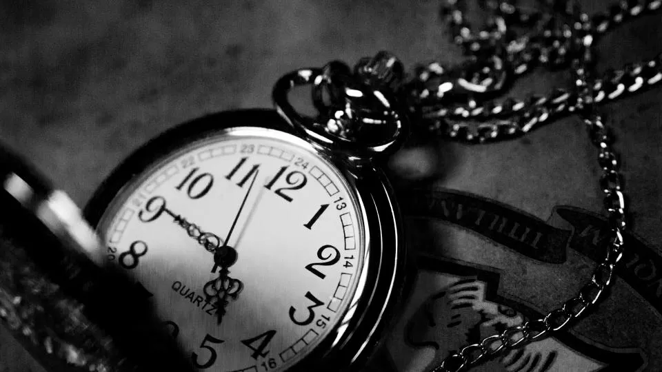 Orologio da tasca antico con catena in primo piano