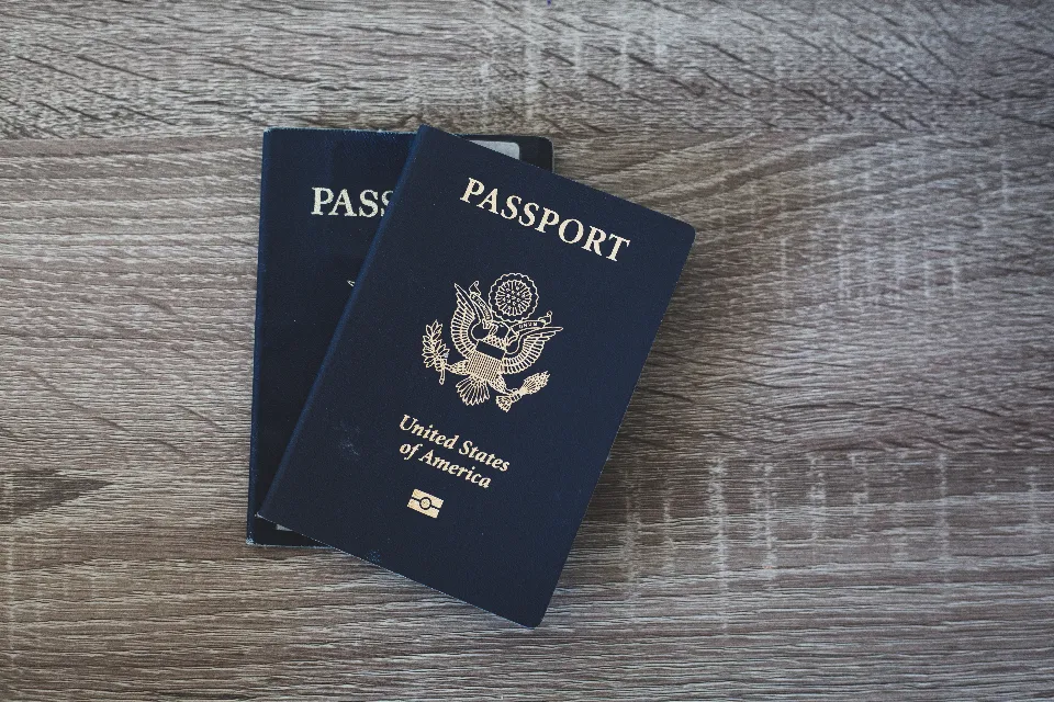 Dos pasaportes sobre una mesa de madera, listos para un viaje