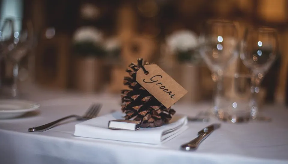 Platzkarte mit dem Namen des Gastes auf einem Hochzeitstisch