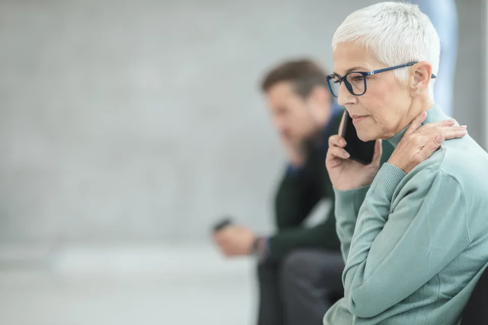 Nachdenkliche Frau telefoniert mit dem Handy